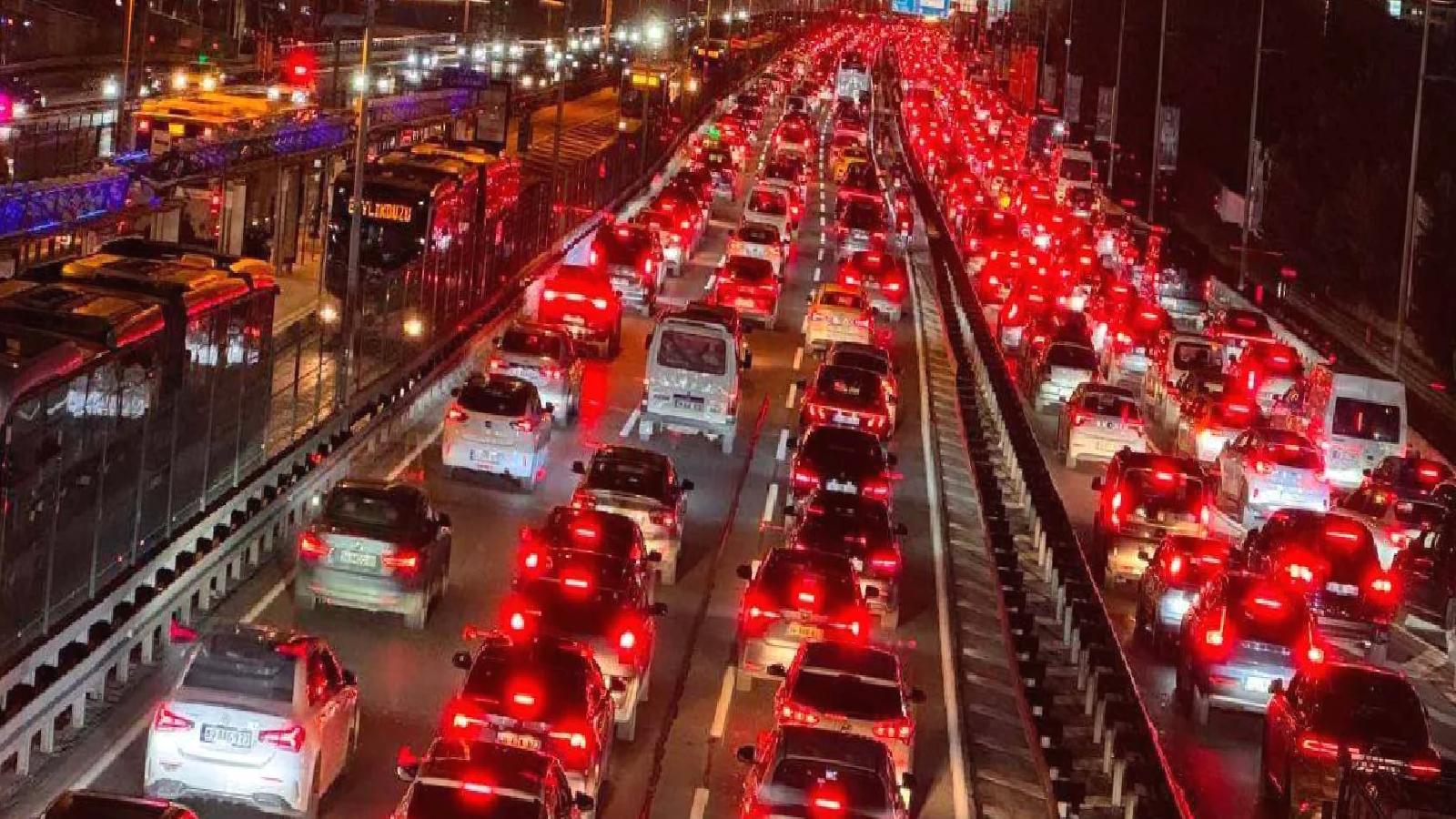 İstanbul’da akşam saatlerinde trafik yoğunluğu yüzde 89’a çıktı