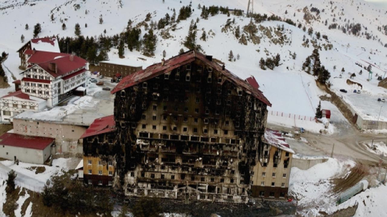 Kartalkaya yangınında duman dedektörlerinin kontrol edilmemesini savunan Bakan Ersoy: Paniğe ve can kaybına yol açılırdı