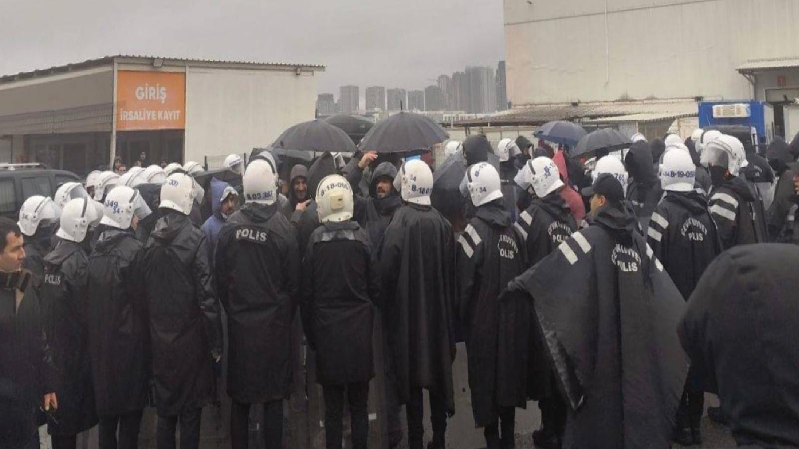 Migros depo işçilerinin yağmurda tente kurması “yasaya aykırı” denilerek engellendi: “Her yeri direniş alanına çevirin” çağrısı