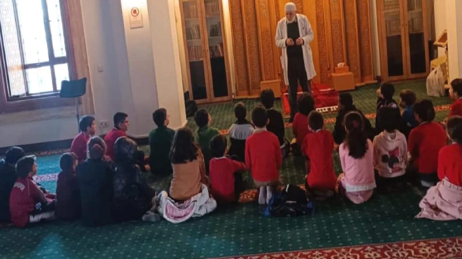 Nefes yazarı Ataklı: Hiçbir Hıristiyan ülkede çocuklar devlet eliyle, topluca kiliseye götürülmez; yapmaya kalkarsa kıyamet kopar