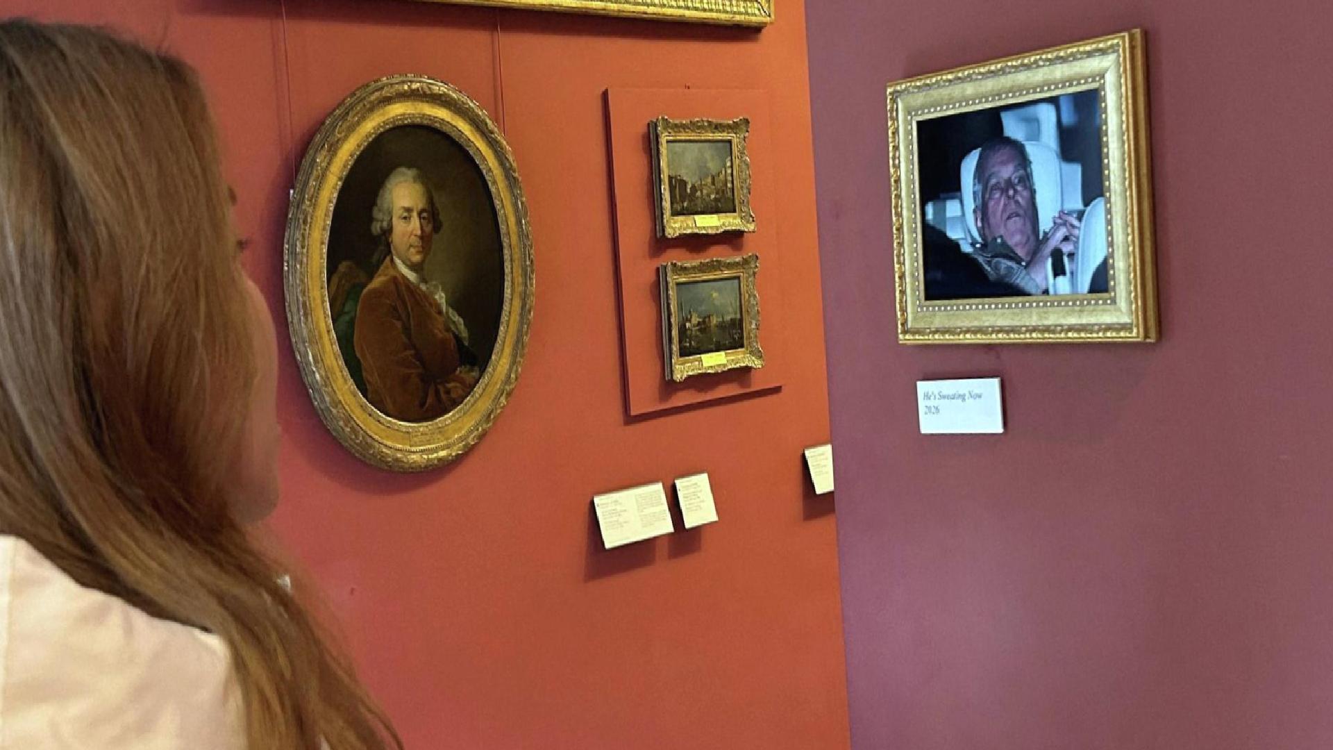 Paris’te dikkat çeken eylem: Eski Prens Andrew’un gözaltı karesi Louvre’da sergilendi