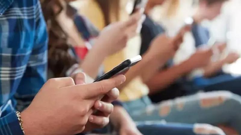 Sabah yazarı Çelik: 15 yaş altı sosyal medya yasağı revize edilmeli, ebeveynlerin çocuklarını afişe etmesinin de önüne geçilmeli