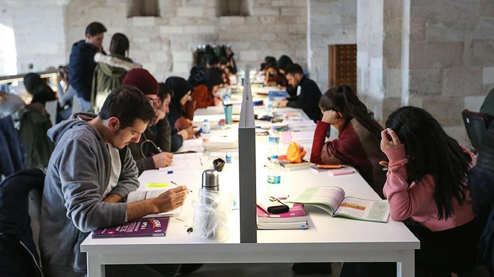 Üniversitede staj süresi uzuyor:20 günden en az bir döneme çıkarılacak