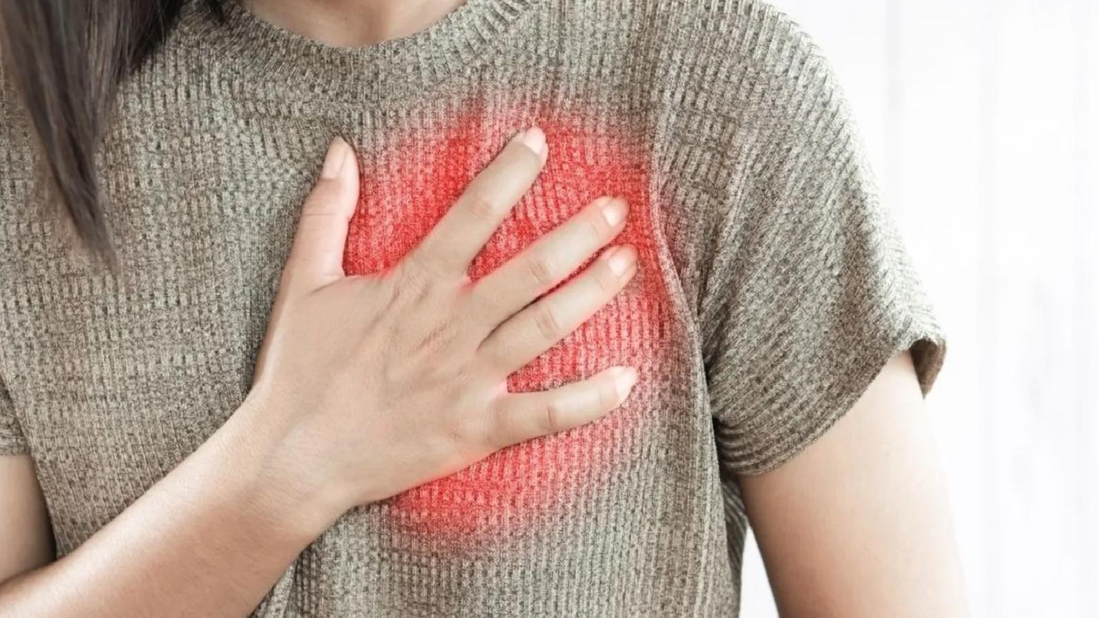 Uzmanı uyardı: Göğüste ani ağrı ve nefes darlığı, “kalp krizini andıran” fıtık belirtisi olabilir