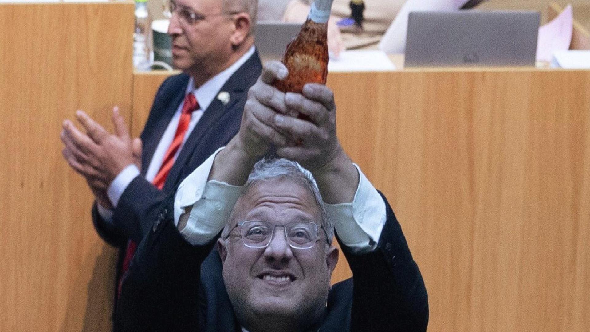 Dünya, Ben Gvir’in şampanyayla kutladığı  İsrail’in Filistinliler’e idam cezası yasası onayına nasıl tepki verdi?