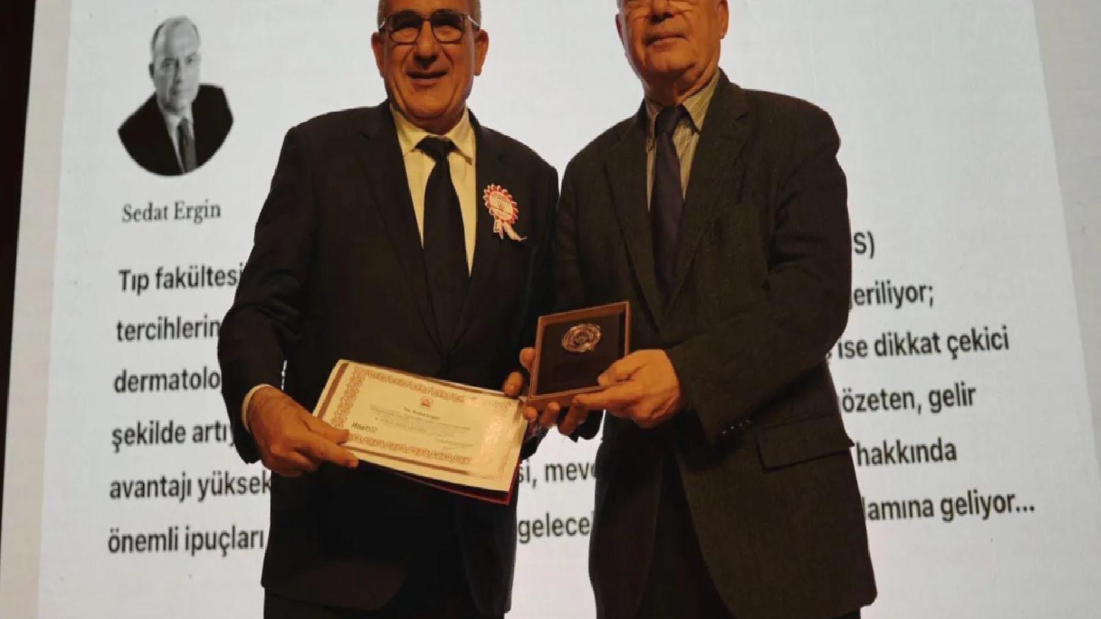 İstanbul Tabip Odası’nın “Sağlık Yazısı” ödülü Sedat Ergin’e verildi