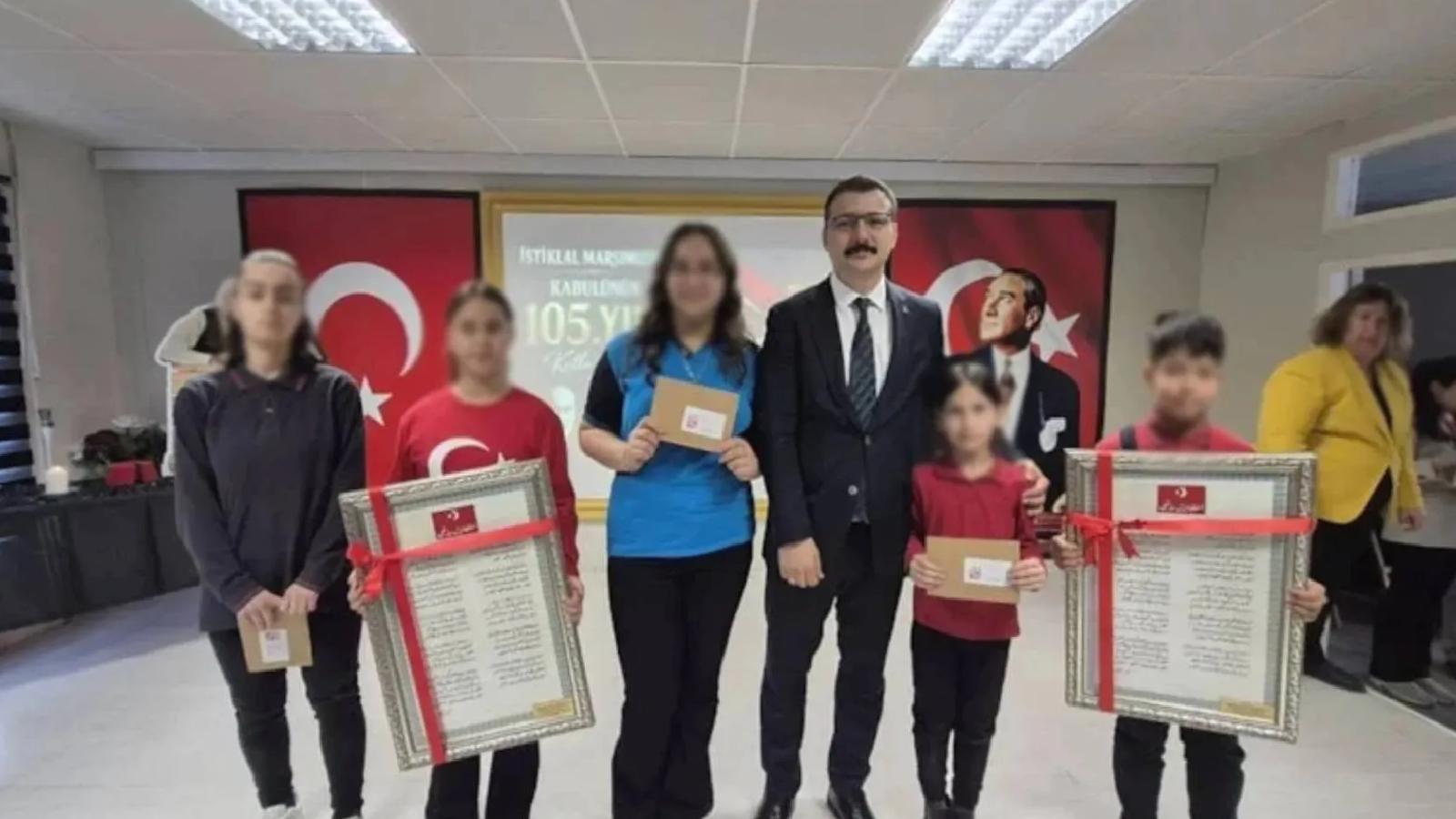 “Kaymakamdan çocuklara Arapça İstiklâl Marşı hediyesi” iddiasına açıklama: Osmanlı Türkçesi’yle yazılmış hali armağan olarak verildi