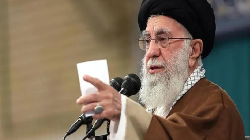 Nefes yazarı Mengü: Demokrasiler değil totaliter rejimler bolca “hain” üretir, her doğru söyleyeni dokuz köyden kovmamak lazım!