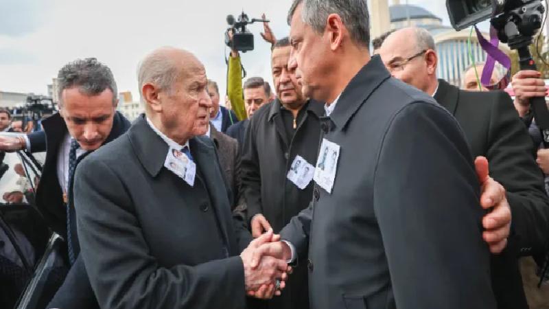 Şehit cenazesinde Özgür Özel ile Devlet Bahçeli arasında dikkati çeken diyalog