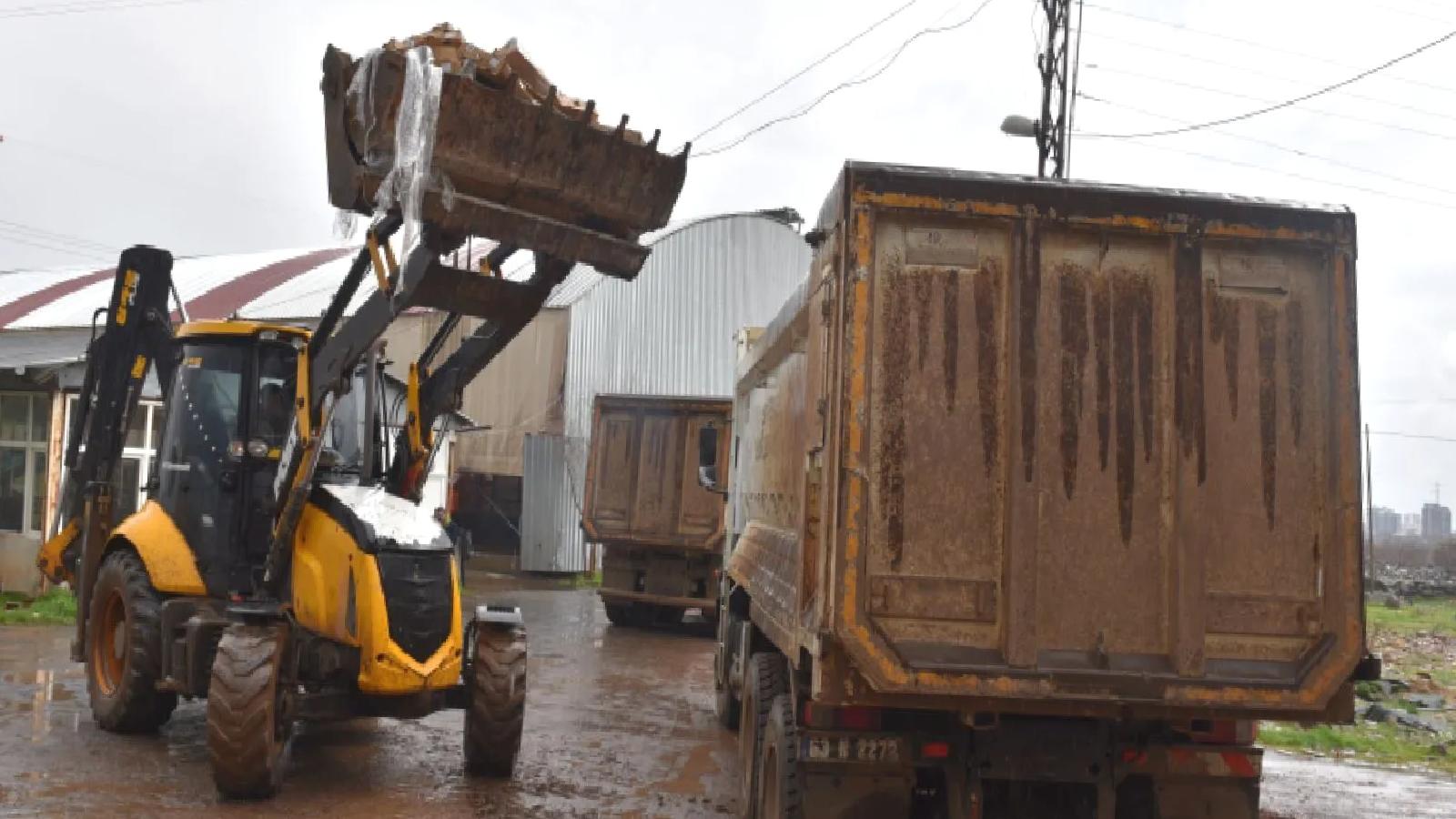 Siverek’te 50 ton bozuk tavuk eti ele geçirildi, 8 kamyona doldurulan tavuk etleri imha edildi