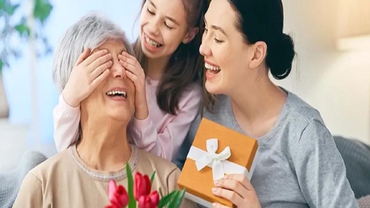 Anneler Günü araştırması: Her 10 kişiden 9’u annesine hediye alıyor
