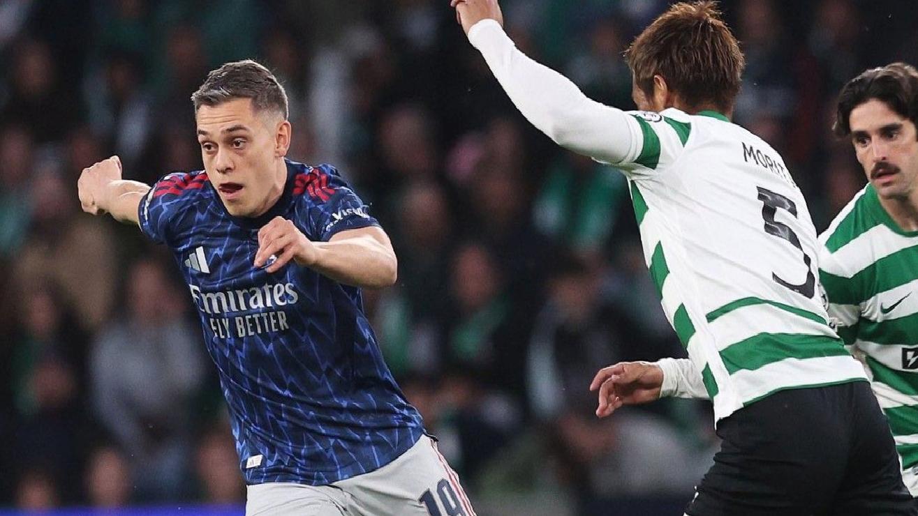 Arsenal son nefeste galibiyete uzandı ve yarı finalin kapısını araladı