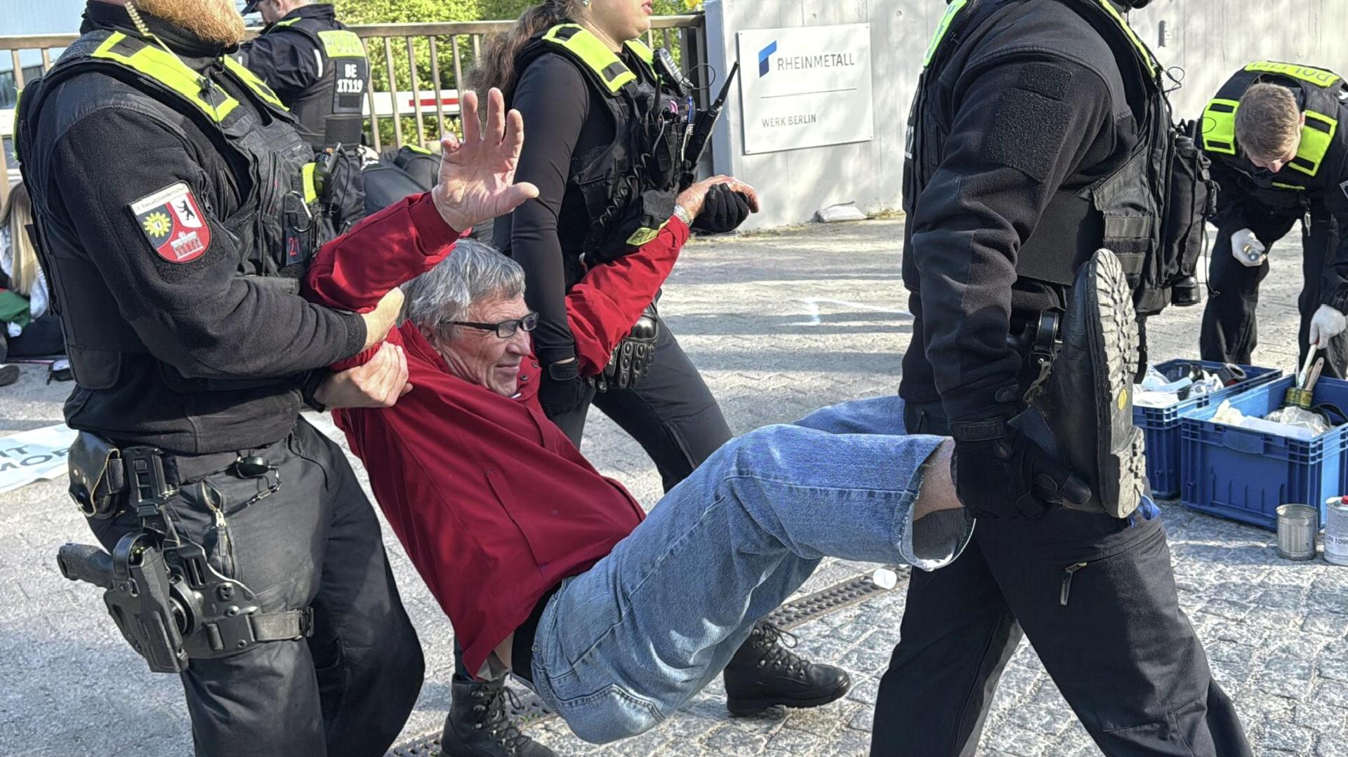 Berlin’de İsrail için mühimmat üreten Rheinmetall için protesto