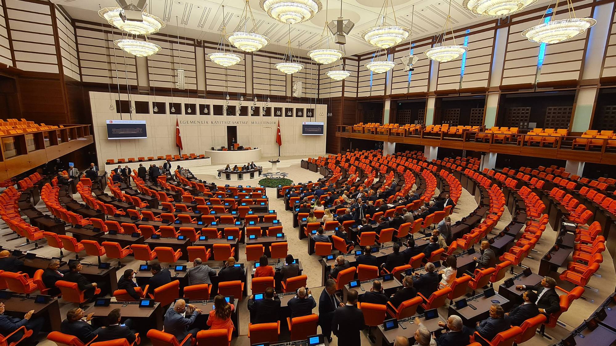 CHP ve AKP’den “darbe” tartışması: Bizim Fethullah Gülen’le hiç fotoğrafımız yok, siz Çankırı tüneline saklanan başbakanlarınızdan bahsedin!