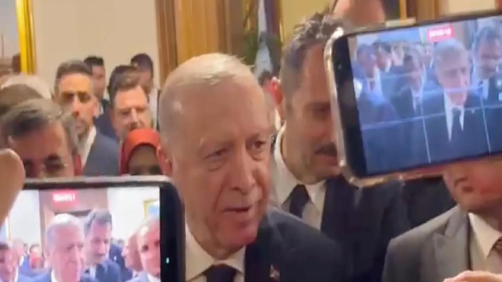 Erdoğan’dan “Özgür Özel’le görüşür müsünüz?” sorusuna yanıt: Bizim kitabımızda yok yok. Tabii görüşeceğiz