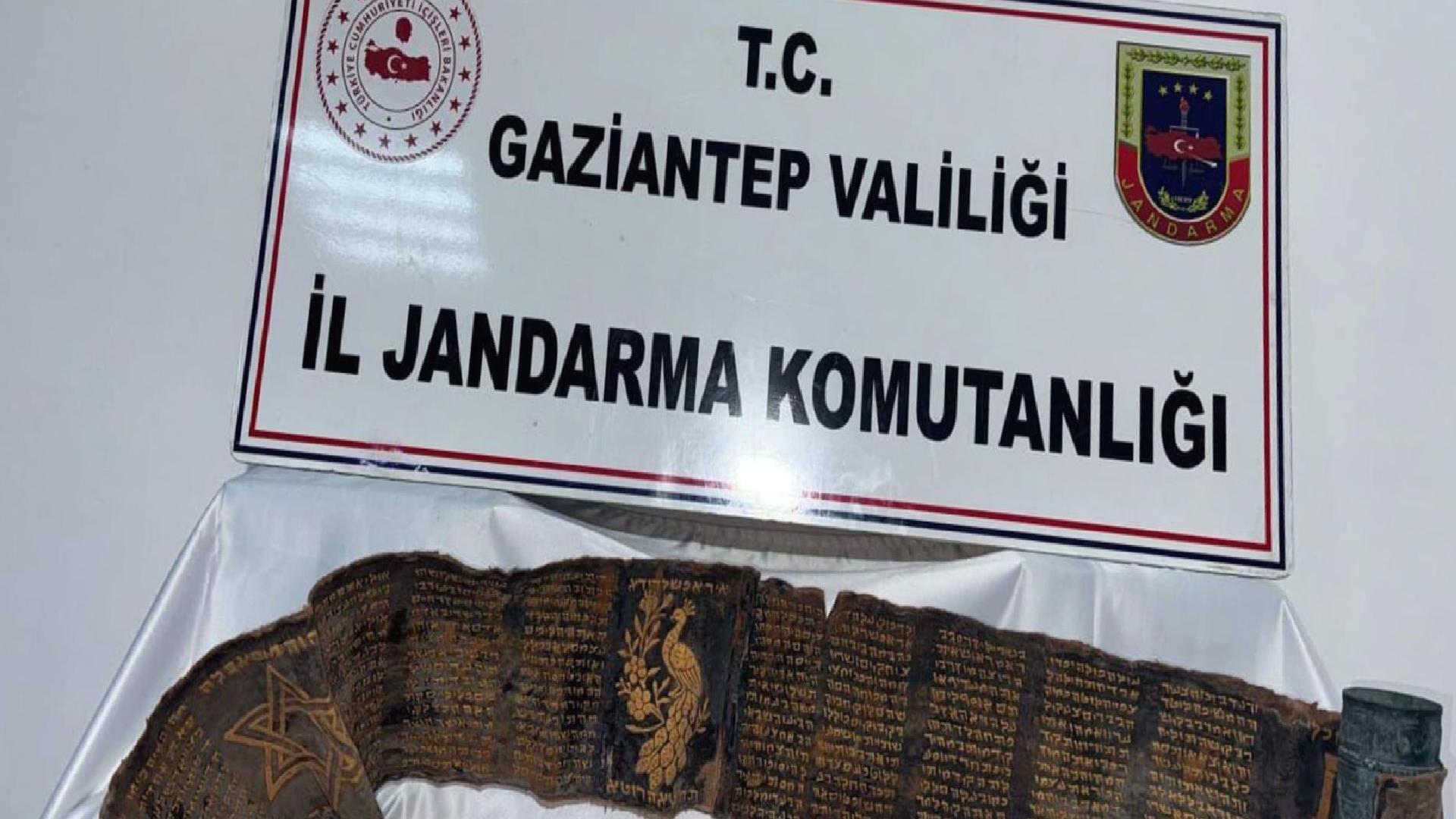 Gaziantep’te piton derisine işlenmiş İbranice altın yazma kitap ele geçirildi