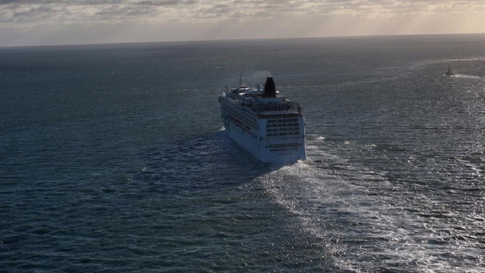 İlk kez bir yolcu gemisi Hürmüz’den geçti