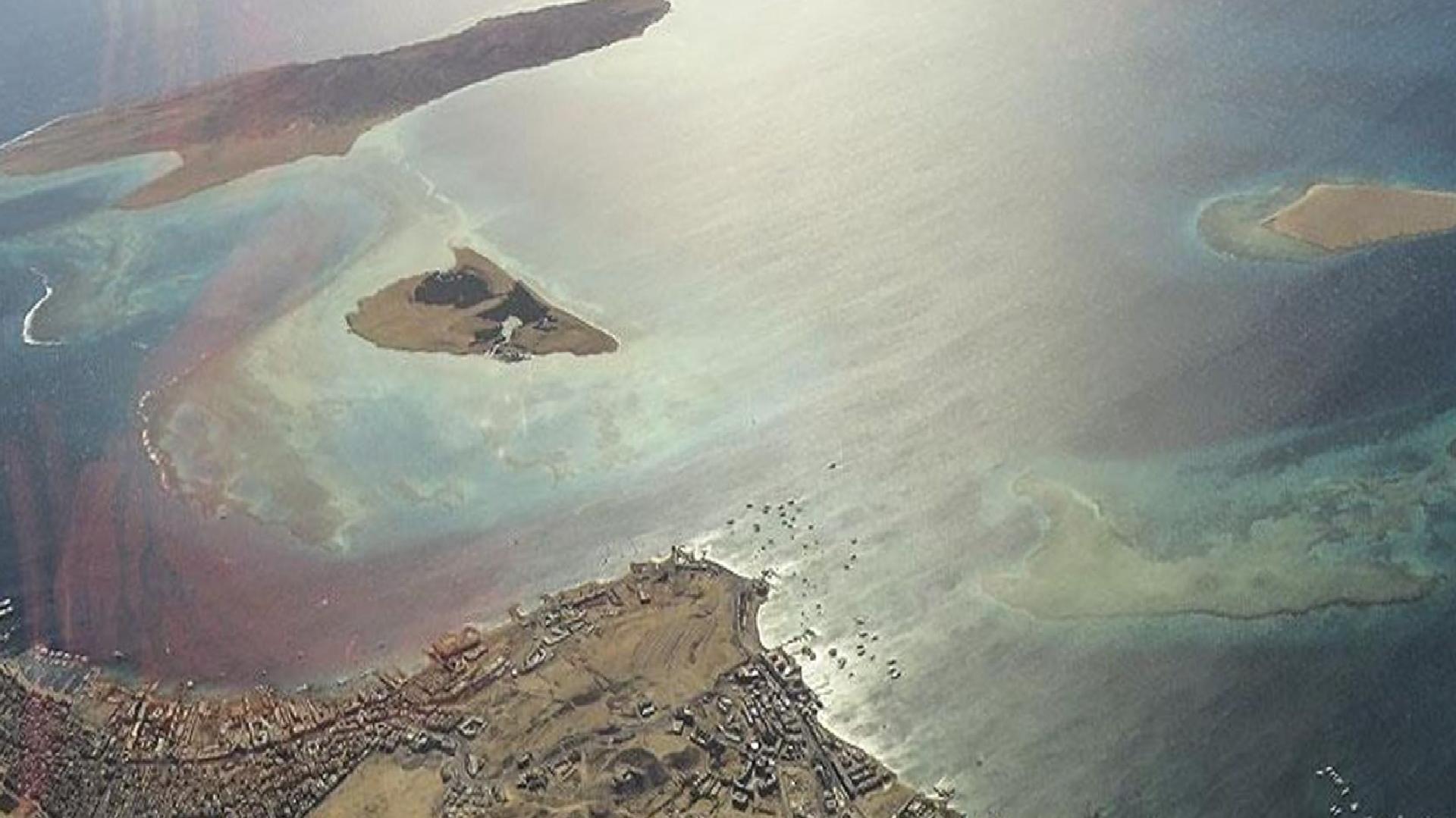 İran Devrim Muhafızları: İran, Hürmüz Boğazı’ndan geçmeye çalışan 2 izinsiz gemiyi alıkoydu