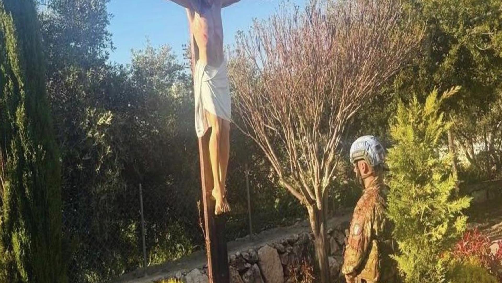 İsrail askerinin parçaladığı Hz. İsa heykelinin yerine İtalyan barış gücü askerleri yenisini dikti