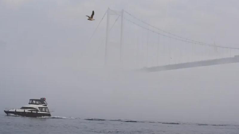 İstabul’da yoğun sis: Trafikte görüş mesafesi düştü; boğazda gemi trafiği askıya alındı