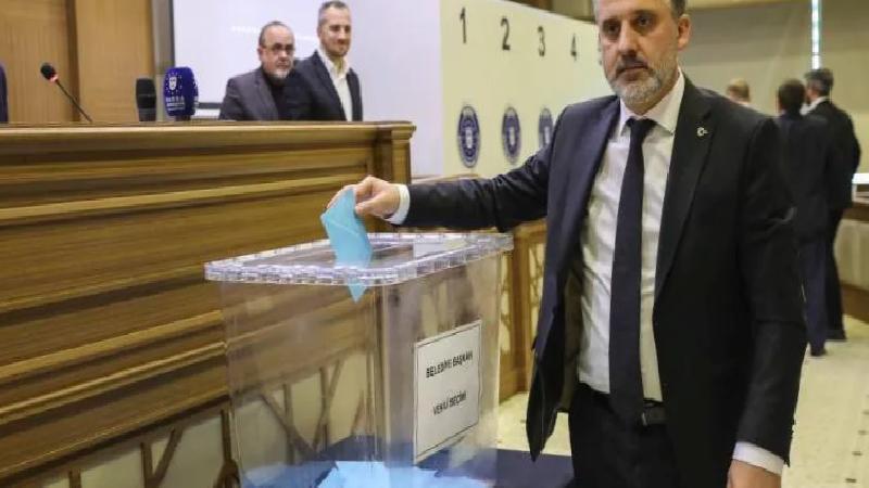 Karar yazarı Beki: Sandık sonuçları sandıksız terse dönerken AK Parti bir milli irade zaferinden ötekine koşuyor!