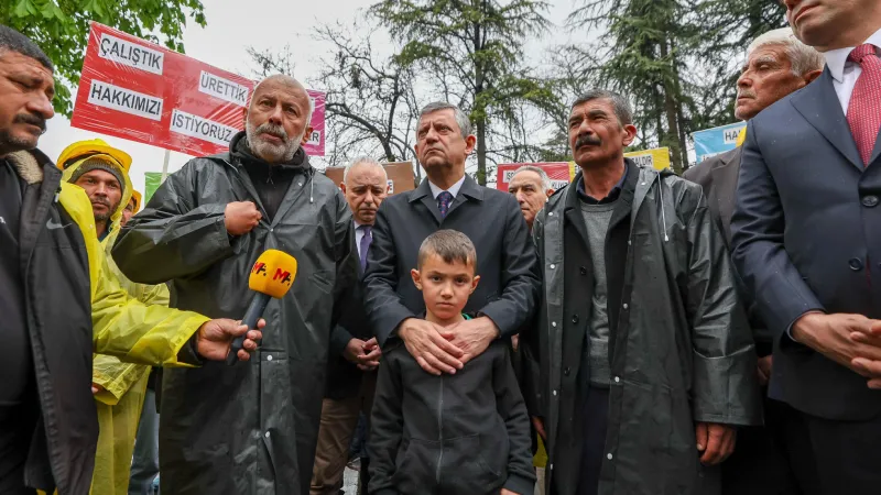 Özgür Özel’den ödenmeyen hakları için eylem yapan madencilere destek ziyareti: Halkın iktidarı geldiğinde Türkiye işçi sınıfı örgütlenecek, herkes söke söke hakkını alacak