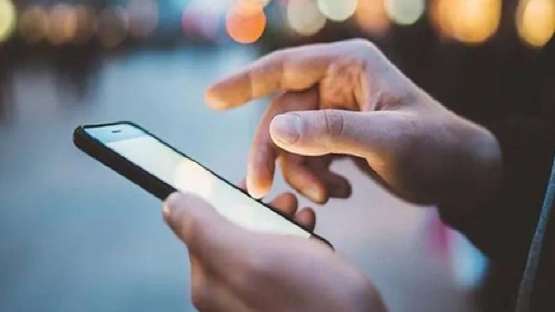 Sabah yazarı Karayel: Yeni bir trend başladı, akıllı telefonsuz bir nesil mi geliyor?