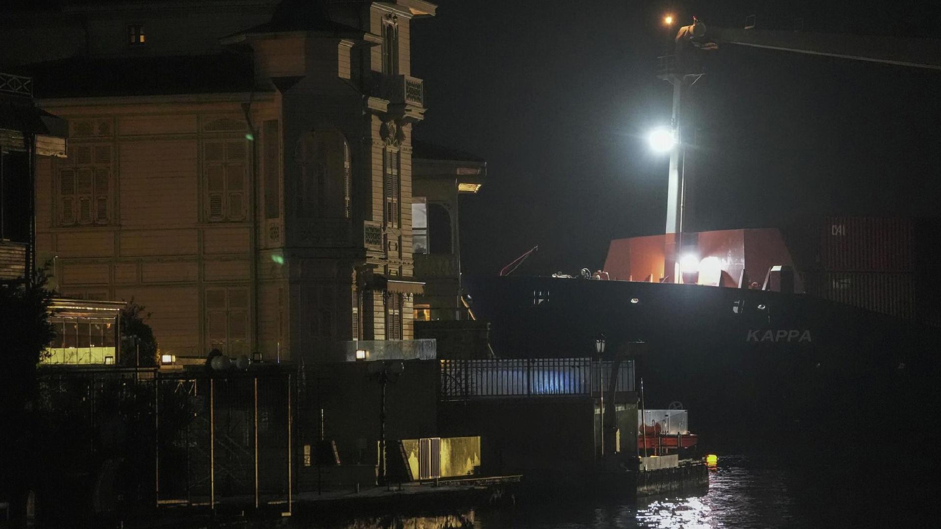 Sarıyer’de konteyner gemisi karaya oturdu: İstanbul Boğazı gemi trafiği askıya alındı