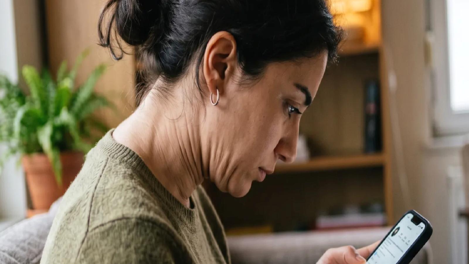 Telefon bağımlılığının sonuçları yalnızca zihinsel değil: Erken yaşta boynunuz kırışabilir!