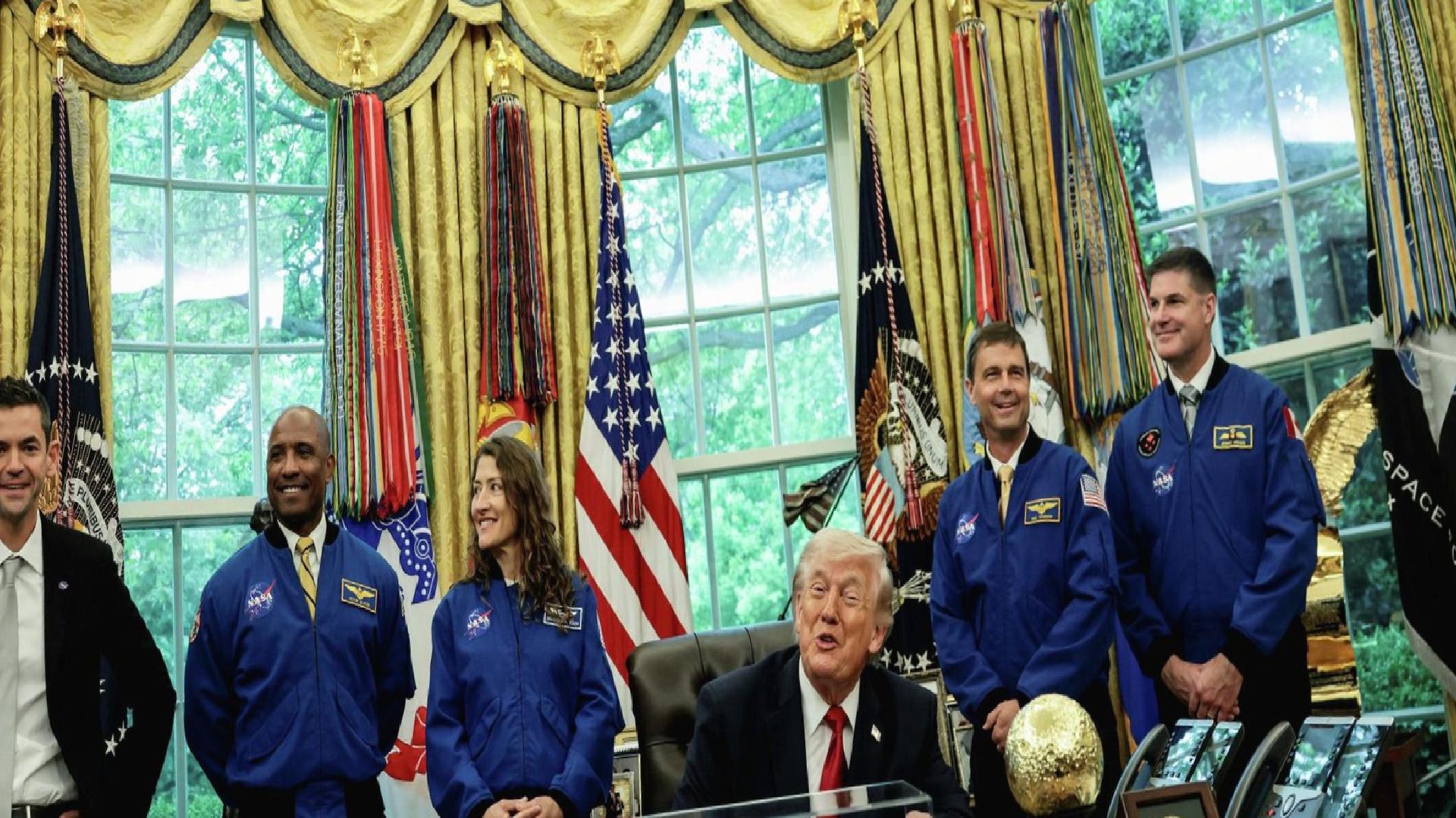 Trump Artemis 2 astronotlarıyla buluştu: ‘Ben de rahatlıkla yapardım’