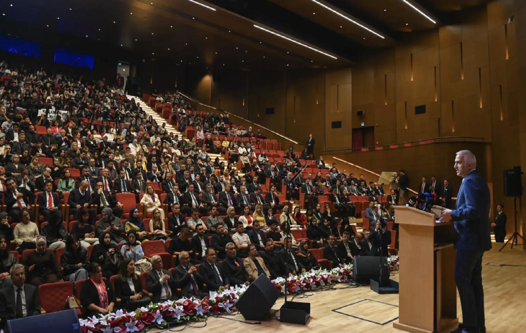 Bakan Ersoy: Diline sahip çıkan millet, geleceğine sahip çıkar