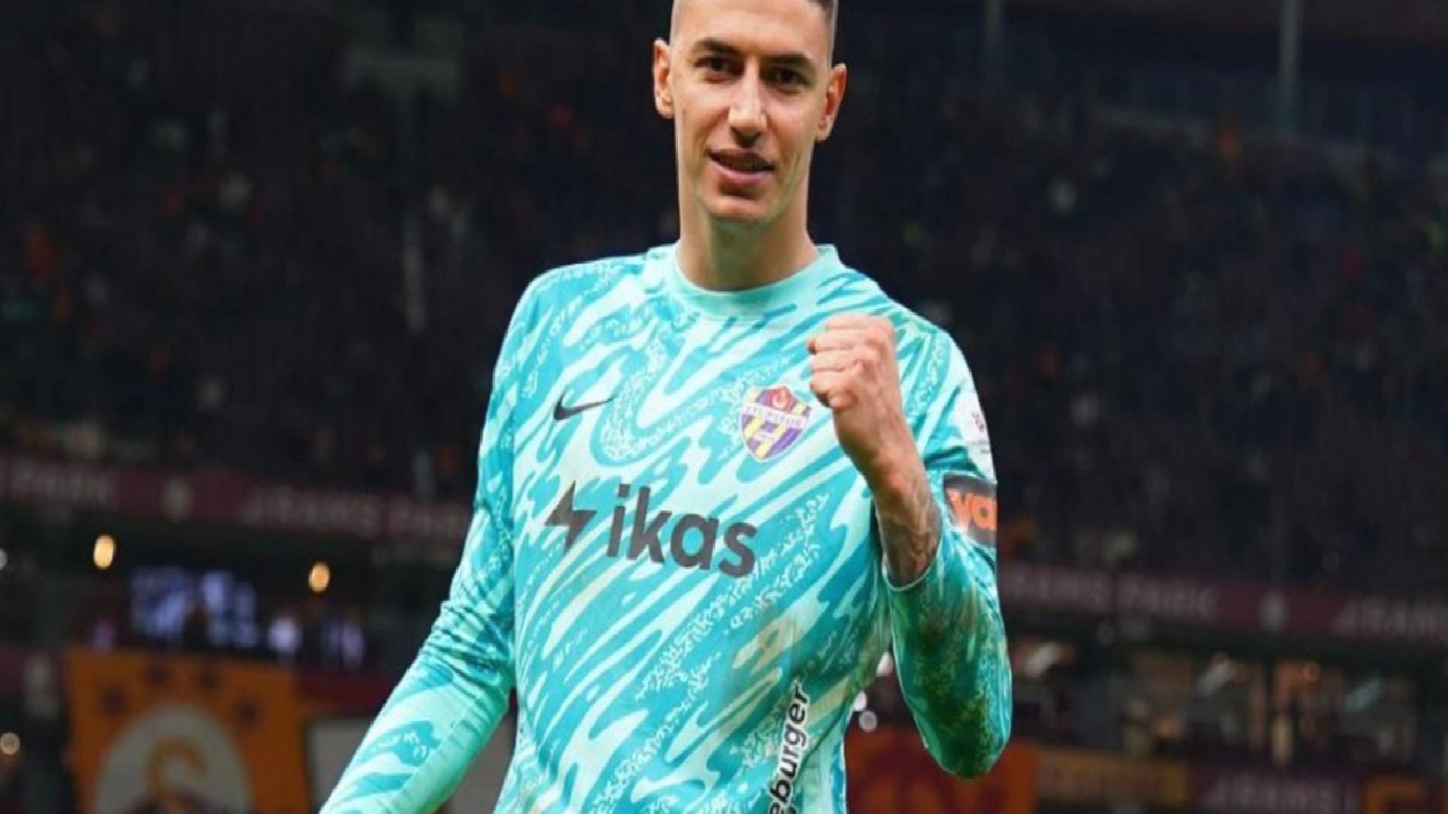 Berke Özer Fransa’da zirvede! Yılın kalecisi seçildi