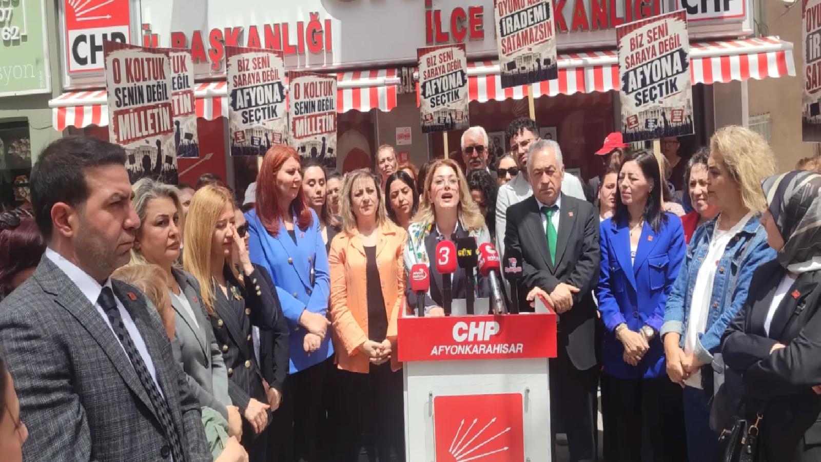 CHP’den, AKP’ye geçen Burcu Köksal’a sert tepki: İradesini satan başkan diye anılacaksın!