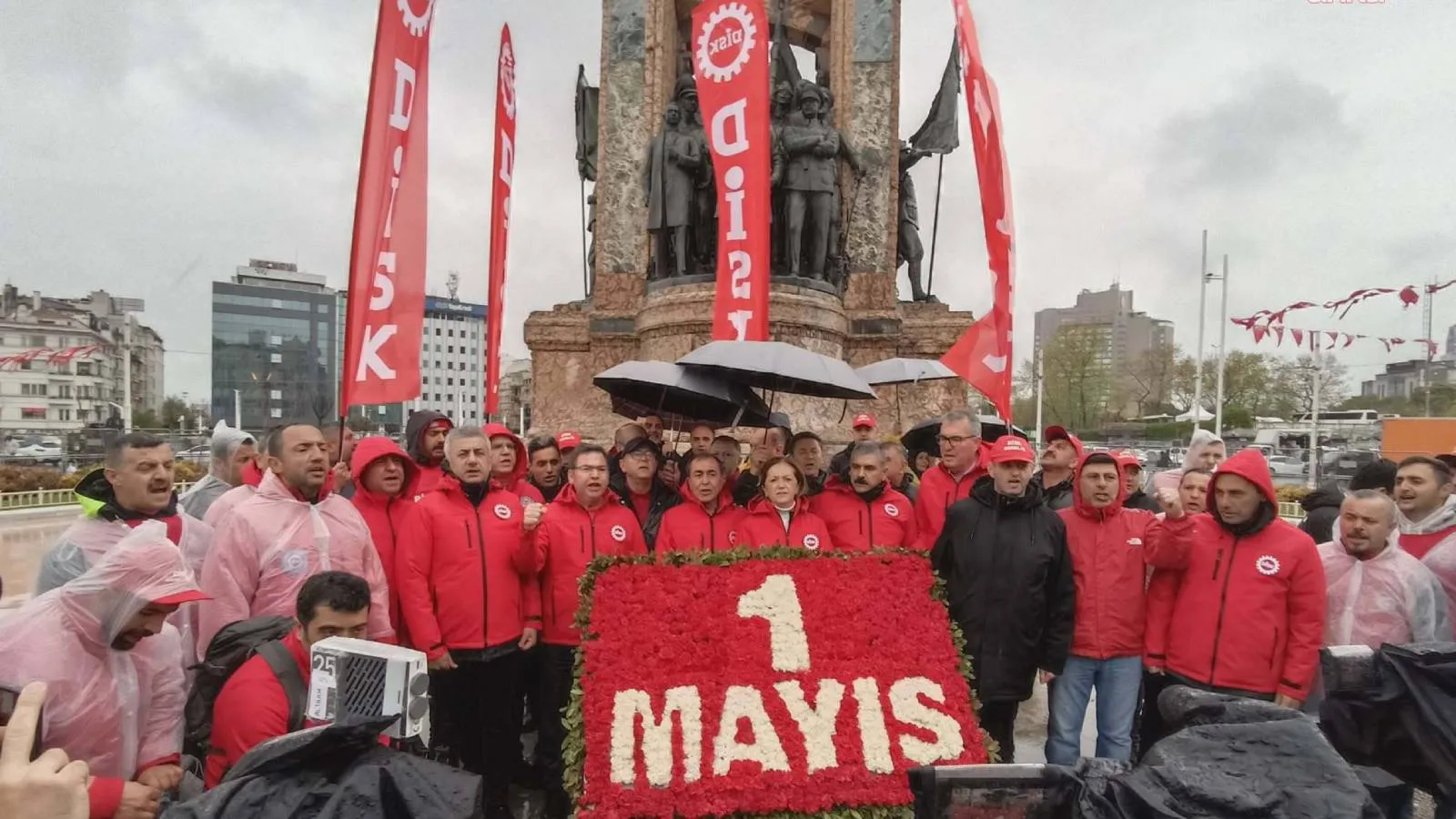 DİSK, Taksim’e çelenk bıraktı: İktidar, emeğe karşı sermayenin, halka karşı rantın iktidarıdır