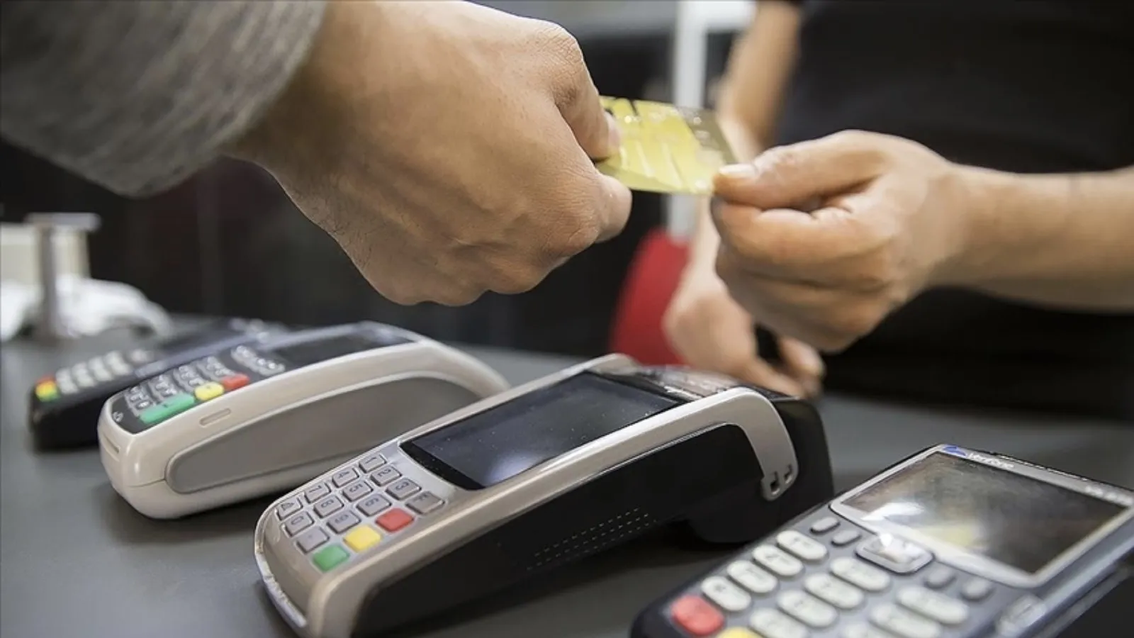 Dolandırıcılardan yeni taktik: Kapıya kadar gelip POS cihazıyla para çektiler!
