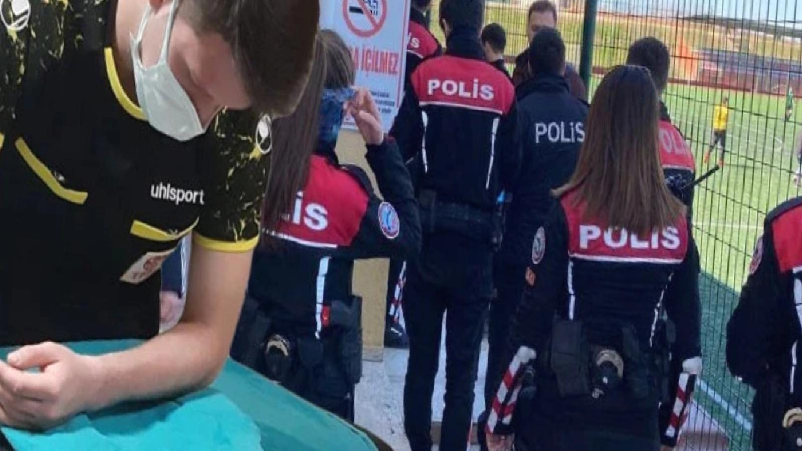 Hakeme yumruk atan futbolcu gözaltına alındı!