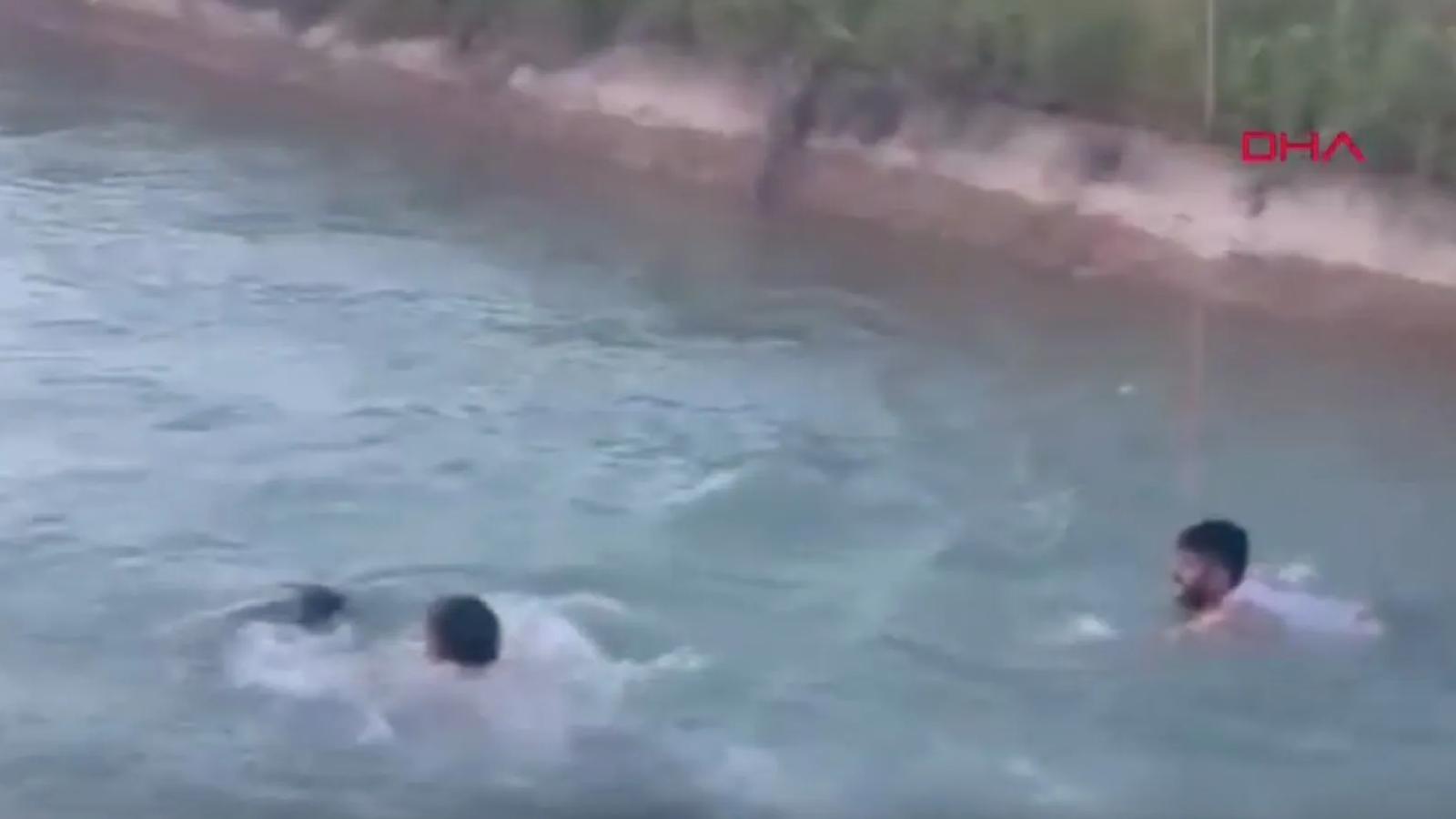 Kanala devrilen otomobilden çıkan iki kadını kurtardı, kendi hayatını kaybetti