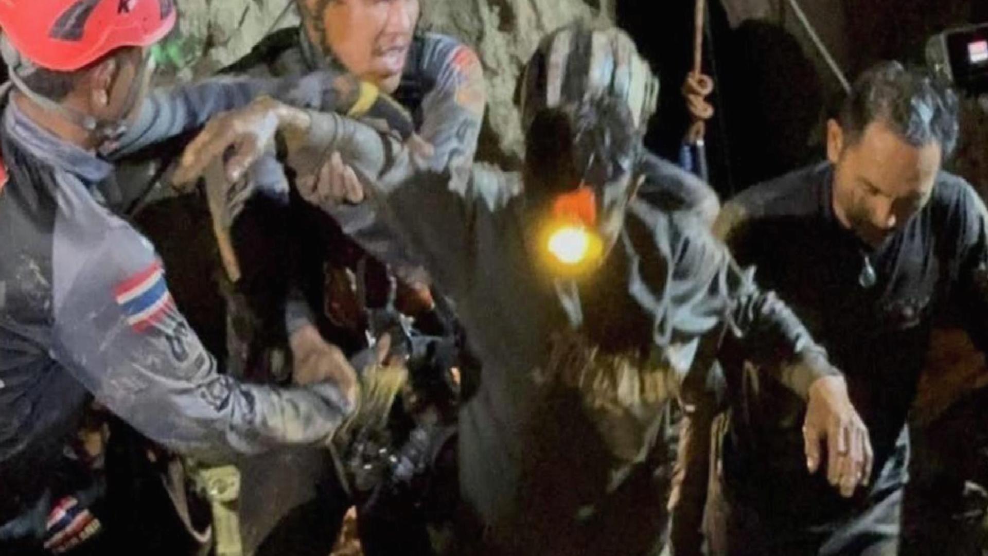 Laos’ta sel altındaki mağarada mahsur kalan 5 kişiden ilki kurtarıldı, kalanlar için zamanla yarış