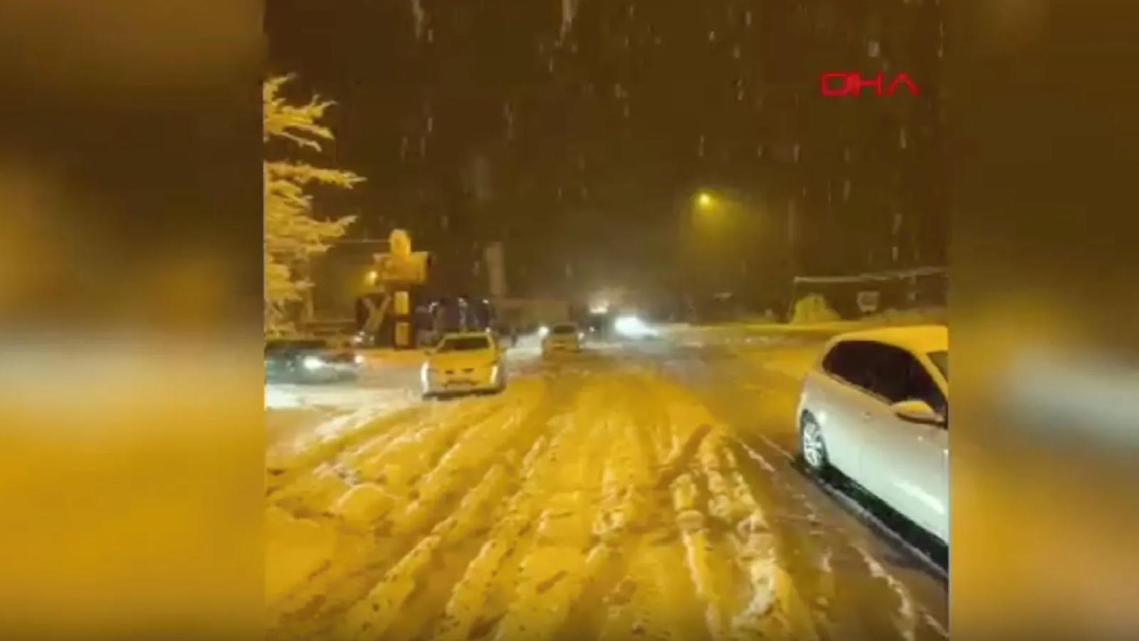 Mayısta kar yolları kapadı, 2 ilçede eğitime bir gün ara verildi