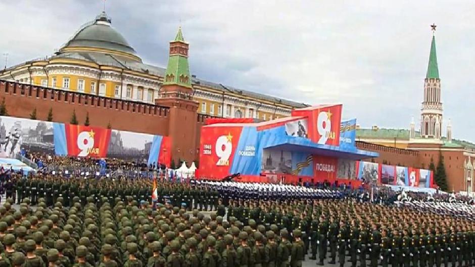 Moskova’da tanksız topsuz “Zafer Günü” geçidi