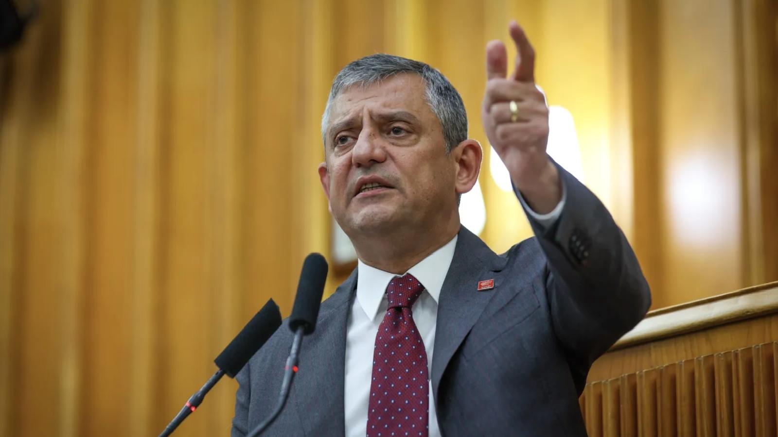 Özgür Özel: Bakanlıktan soruşturmalarla ilgili bütün bilgileri deşifre ediyorlar, gruplardan, hükmedebildikleri muhabirlere mesajlar gönderiyorlar