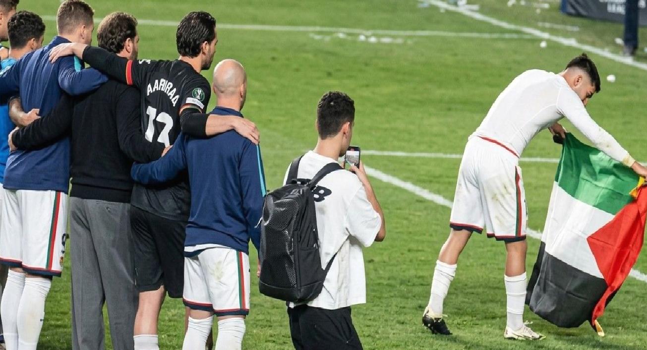Rayo Vallecanolu futbolcular Strasbourg galibiyetini Filistin bayrağıyla kutladı
