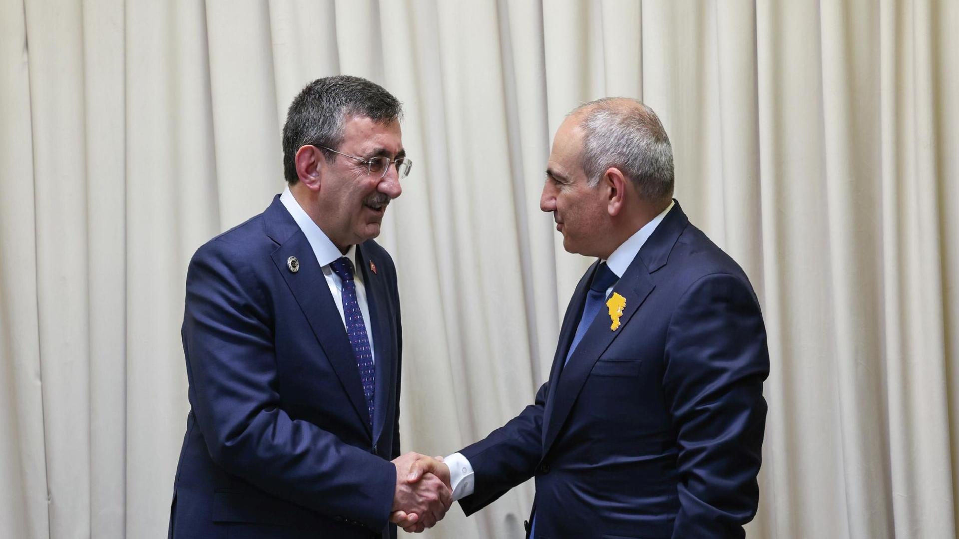 Yılmaz, Paşinyan ile görüştü: Türkiye-Ermenistan Ani köprüsü için imza attı