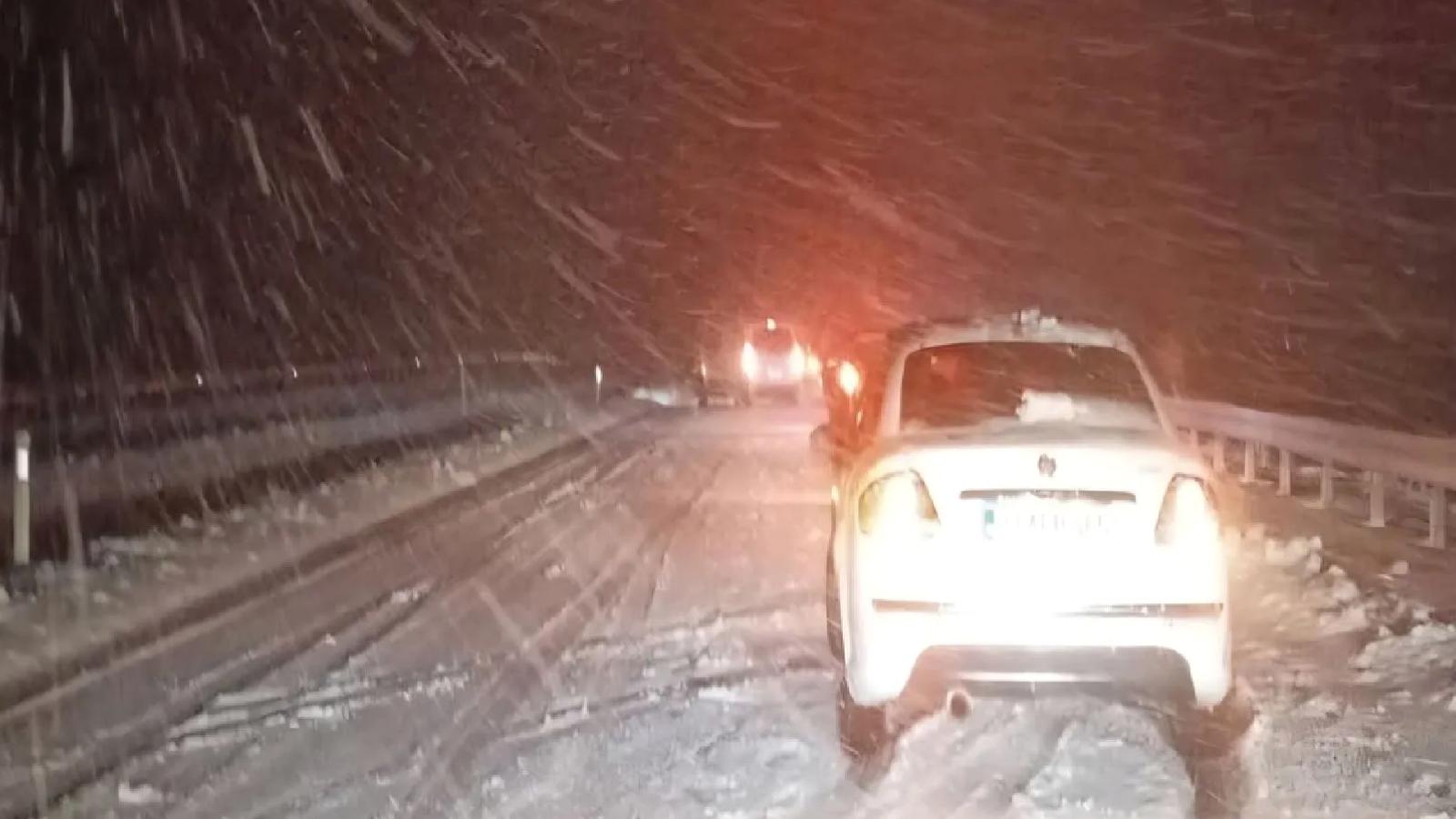Yoğun kar yağışı nedeniyle 3 devlet yolu tır ve çekicilere kapatıldı, yolda kalanlar var