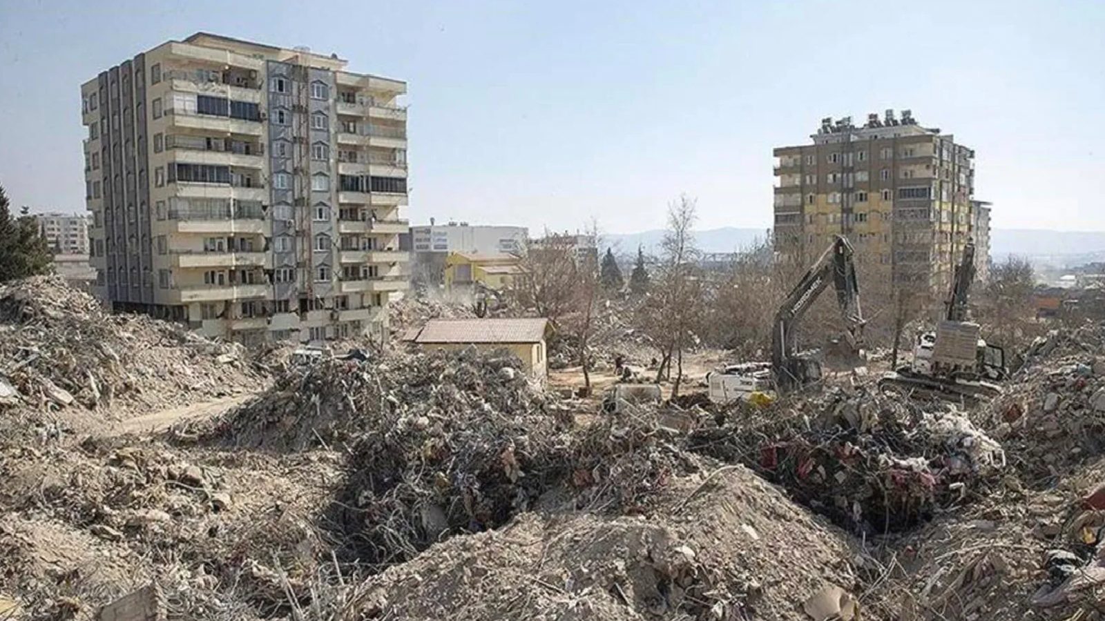 Belediye, AFAD ve Bakanlık kusurlu bulundu: 6 Şubat depremlerinde yıkılan Ebrar Sitesi’nde ölen iki kişi için 1,5 milyon TL’lik tazminat kararı