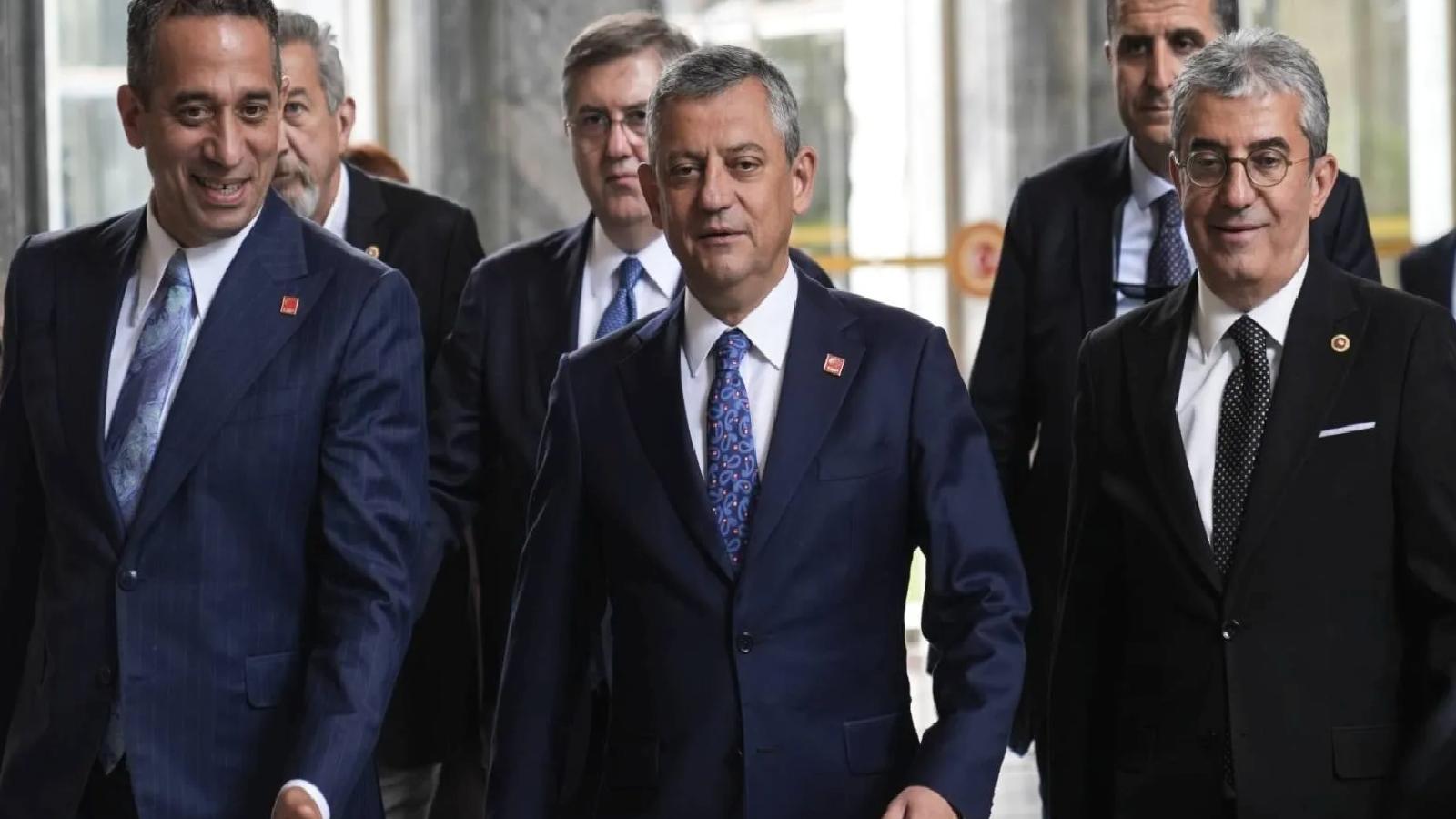 CHP’de gözler yarına çevrildi: Özel’e yakın isimler olağanüstü kurultay için yaklaşık bin delegenin imzasını sunacak