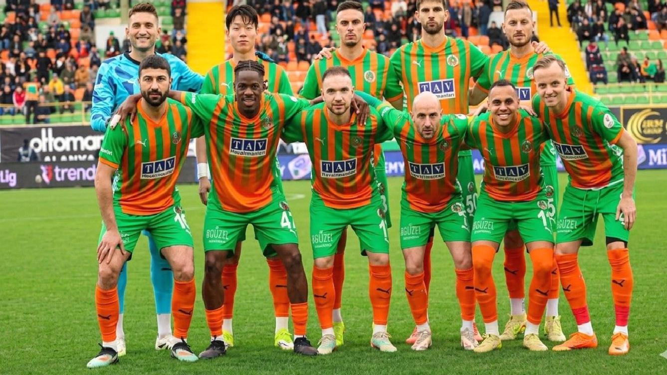 Efecan Karaca, 2013 yılından bu yana forma giydiği Alanyaspor’dan ayrıldığını açıkladı