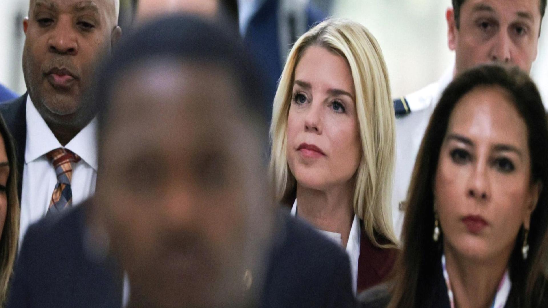Epstein dosyalarında yetki tartışması: Bondi, sürecin eski yardımcısının kontrolünde olduğunu söyledi