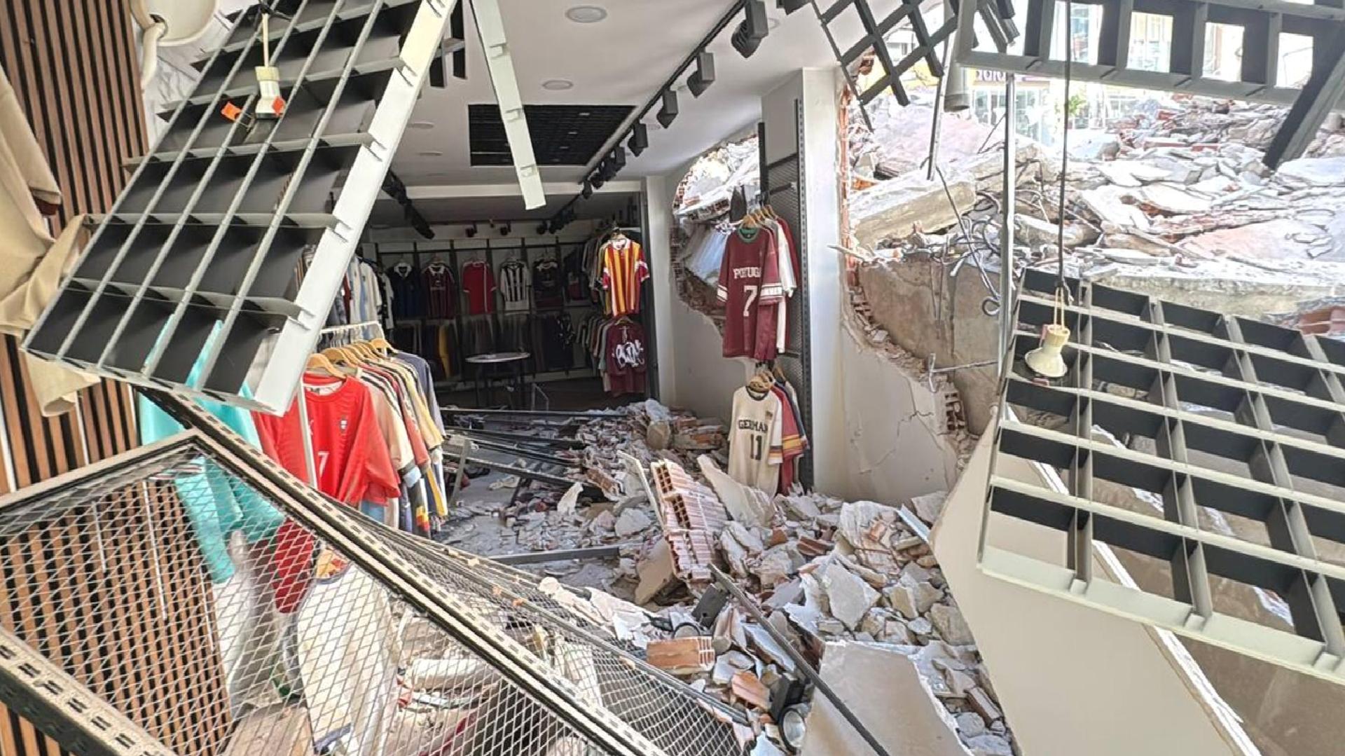 Güngören’de yıkım sırasında 5 katlı bina çöktü: Yan binalardakiler tahliye edildi