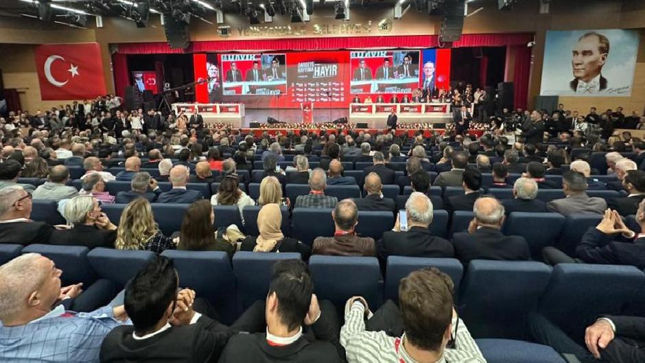 Hukukçular: CHP’de kurultay tek meşru çıkış yolu